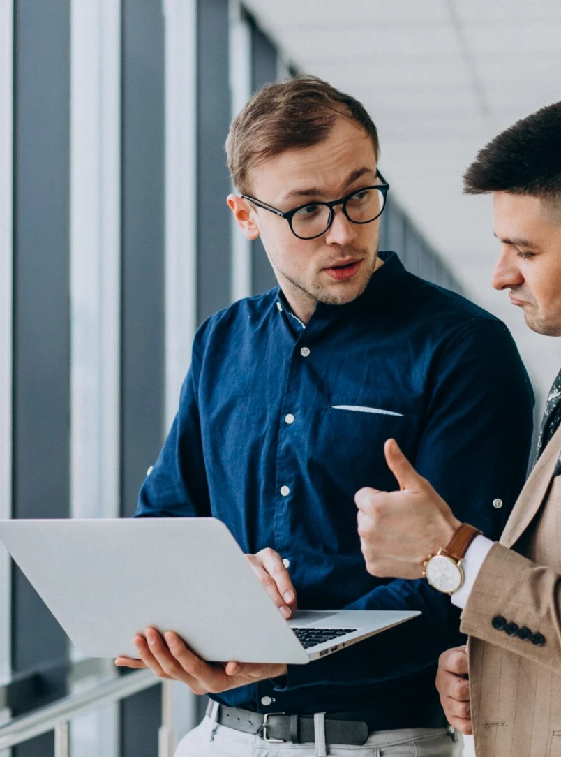 Profissional analisando um documento com um colega