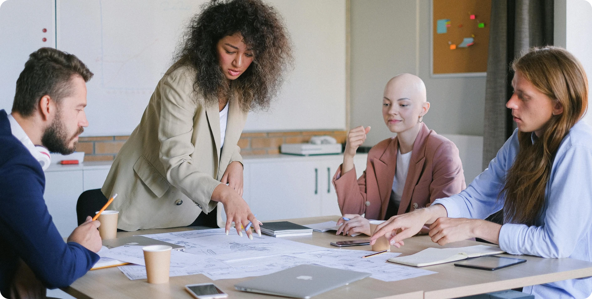 Dois profissionais planejando o trabalho sobre uma mesa